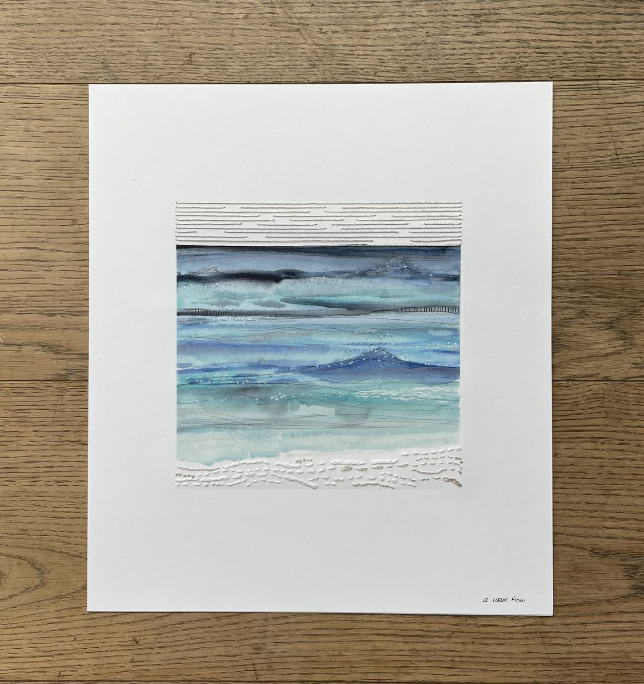 Broderie sur papier avec fils de coton de différentes tonalité de blanc, beige et fil argenté.