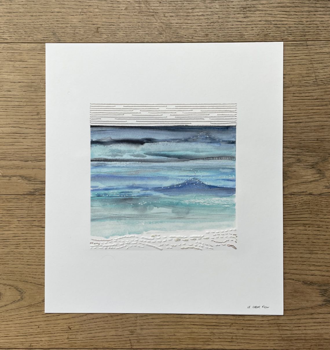 Broderie sur papier avec fils de coton de différentes tonalité de blanc, beige et fil argenté.