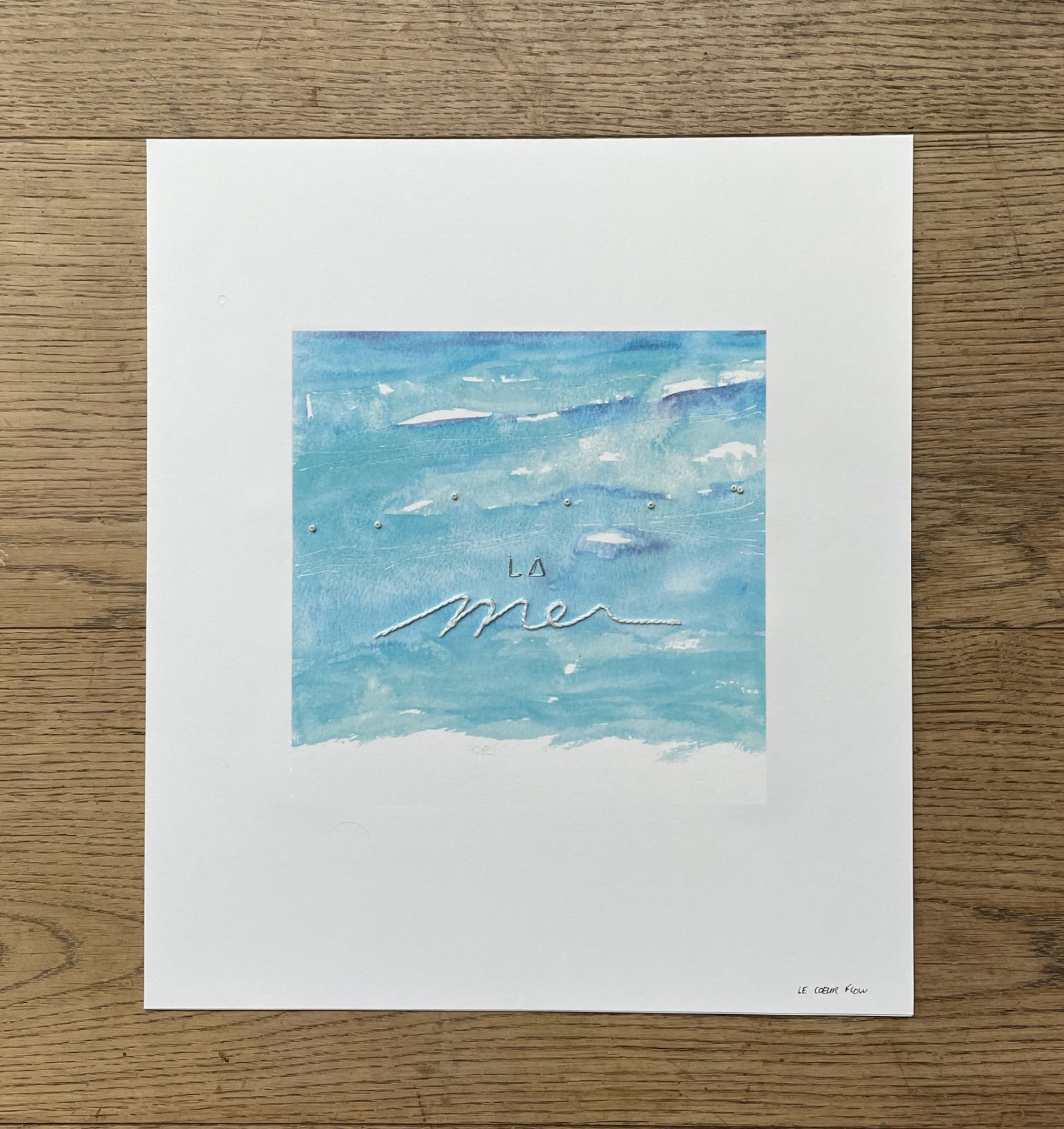 Broderie sur papier avec fil de coton, fil argenté et perles.